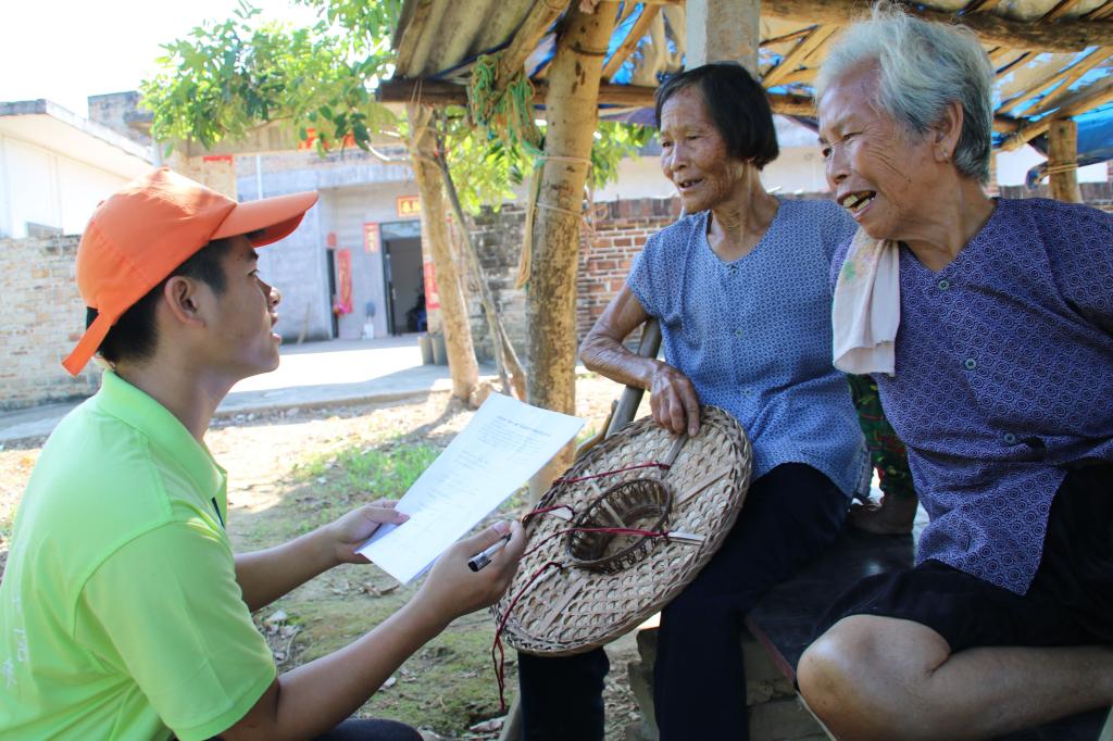 基层服务党员筑梦爱心传递真情永驻经济管理学院大学生党员精准扶贫三