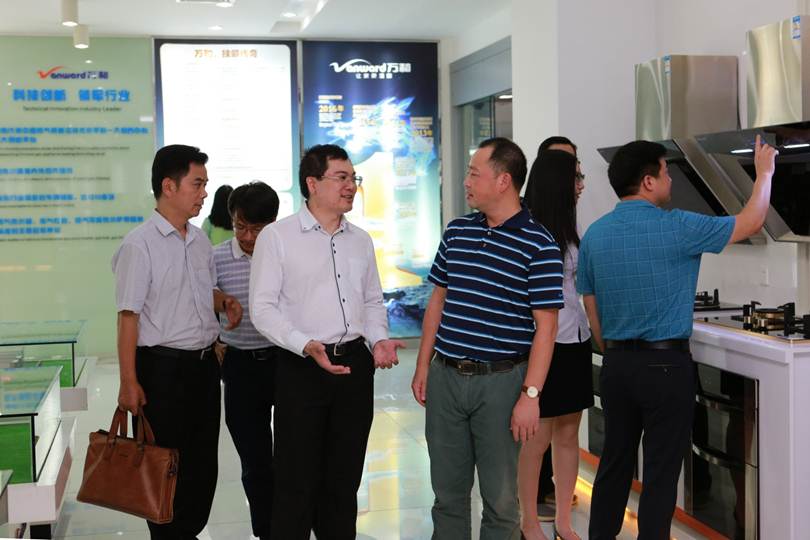 说明: F:\7月14日 2017广东省高等职业院校教学工作会议在我校举行\选\13参观万和企业.JPG