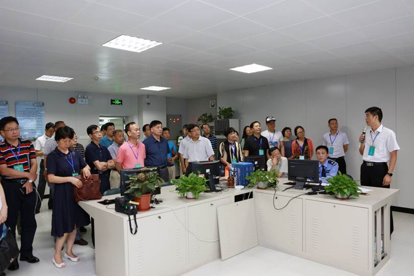说明: F:\7月14日 2017广东省高等职业院校教学工作会议在我校举行\选\14参观顺职院智慧校园安全监控平台.JPG