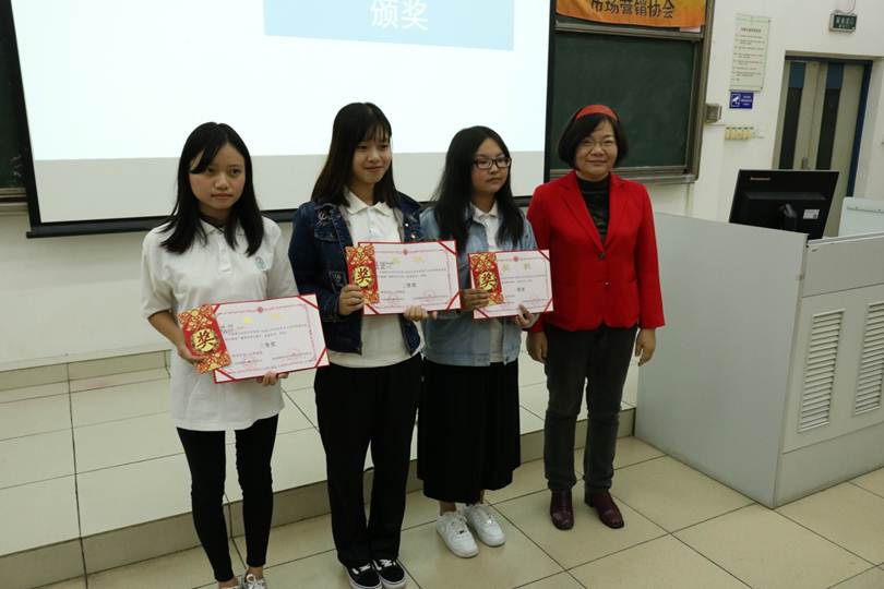 说明: F:\11月28日 我校第十四届大学生科技节之“绝对挑战”巅峰营销大赛顺利举行\获奖队伍.JPG