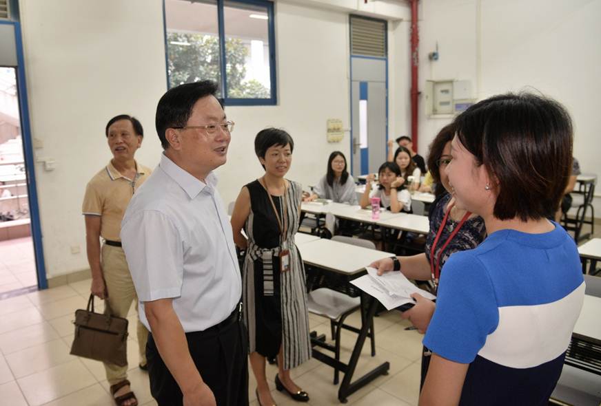 说明: D:\2018年新闻\9.3开学第一天检查\选\2夏伟校长检查\3.JPG