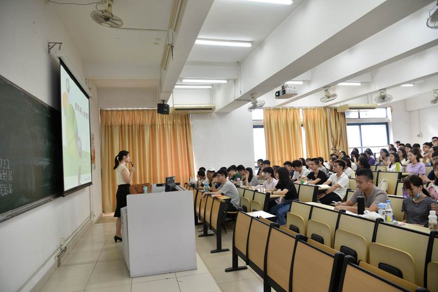 说明: D:\2018年新闻\9.3开学第一天检查\选\2夏伟校长检查\6.JPG