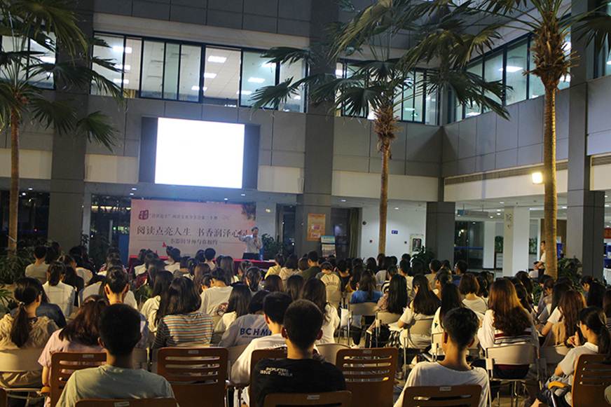 说明: D:\2018年新闻\12月28日+青春有梦,悦读无悔——图书馆成功举办第十二届校园读书月系列活动\“边读边享”活动现场.jpg