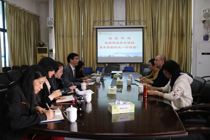 说明: D:\2019年新闻\2019.3.12+陈登职业技术学校袁荣昌副校长一行来外语外贸学院洽谈合作\与乐从陈登职业学校交流(2019.3.12) (2).JPG