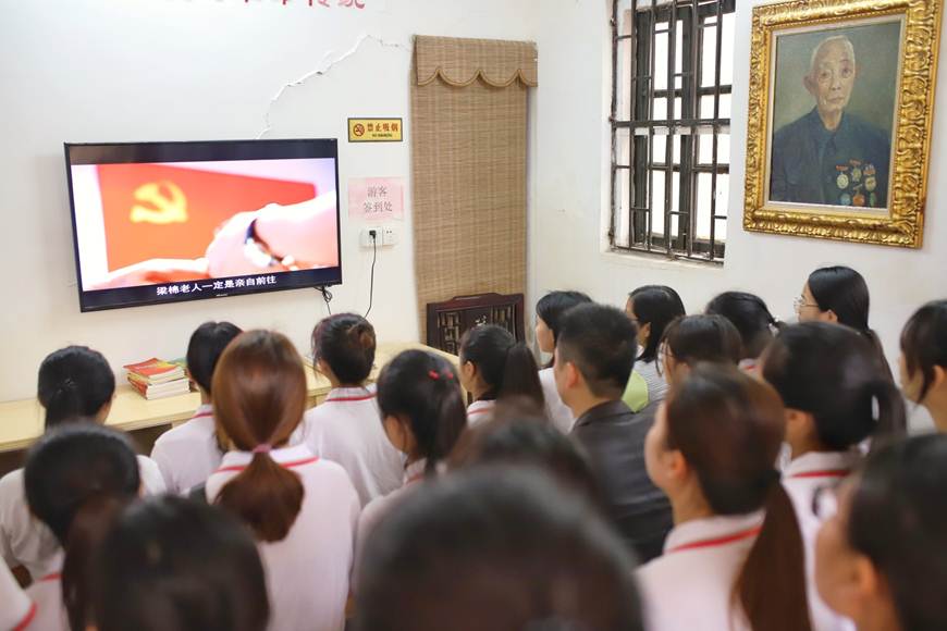 说明: D:\2019年新闻\3月20日 缅怀革命先烈,传承红色精神——商学院学生党支部开展主题党日活动\观看视频.jpg