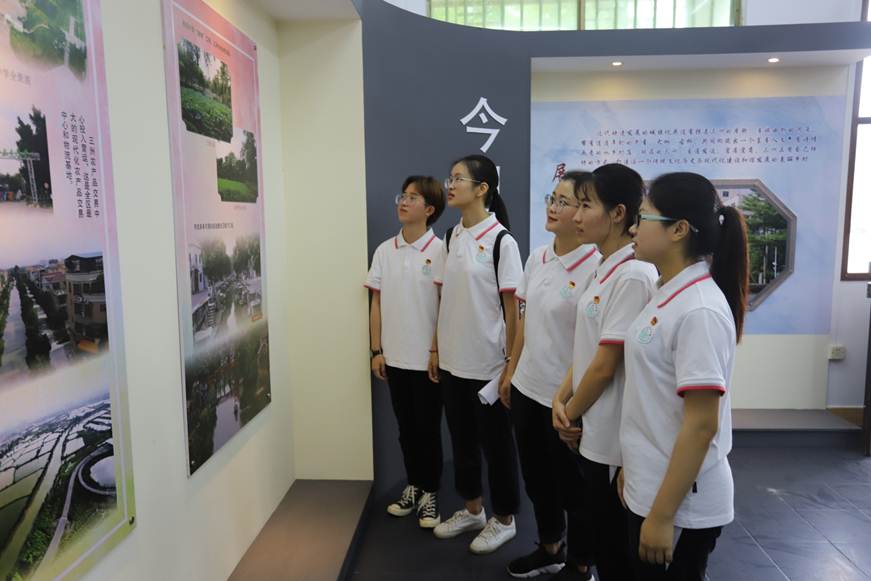 说明: D:\2019年新闻\3月20日 缅怀革命先烈,传承红色精神——商学院学生党支部开展主题党日活动\参观教育基地.jpg
