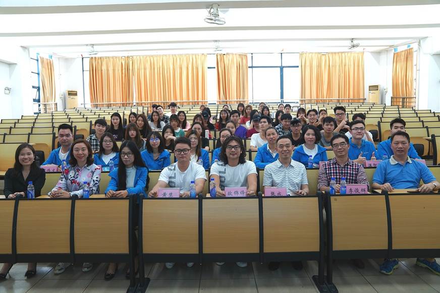 说明: D:\2019年新闻\转发:电子商务专业悍高校企合作开班仪式新闻稿\图1 开班仪式现场.jpg
