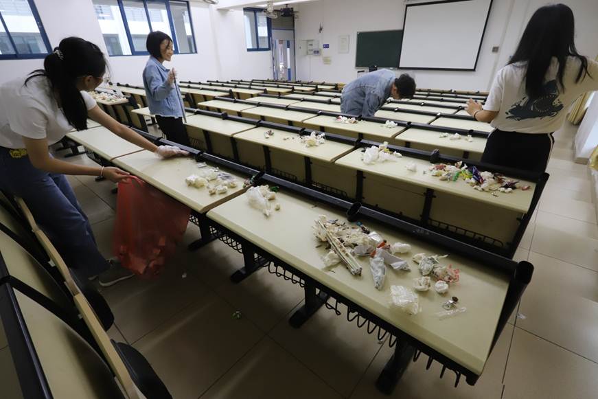 说明: D:\2019年新闻\3月24日 建设文明校园,文明修身从我做起----商学院师生开展志愿服务活动\3.同学们认真清洁课室.JPG
