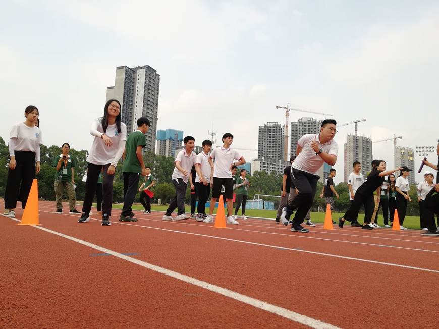 说明: D:\2019年新闻\4月10日 商学院心理健康月系列活动之“同心协力,和衷共济”班级团体活动顺利就行\游戏2.jpg