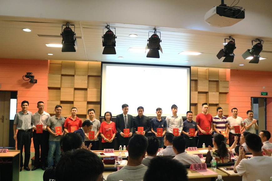 说明: D:\2019年新闻\2019 06 29 重温燃情岁月,再续汽修情谊——能源与汽车工程学院汽车专业联盟会成立\颁发聘书.jpg