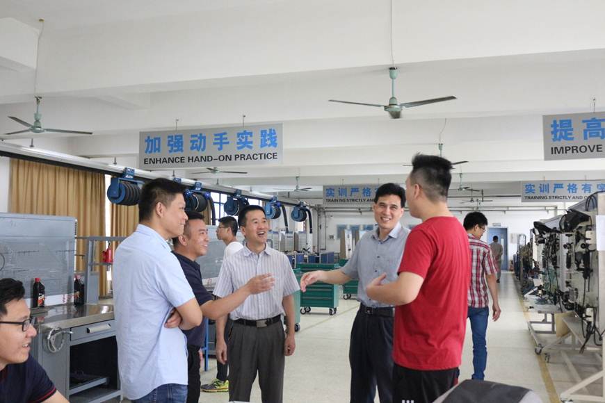 说明: D:\2019年新闻\2019 06 29 重温燃情岁月,再续汽修情谊——能源与汽车工程学院汽车专业联盟会成立\参观实训室.jpg