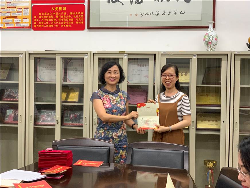 说明: D:\2019年新闻\2019.7.10+唤醒入党初心,激励担当作为——外语外贸学院召开党支部书记述职会议暨党员政治生日会\赠送政治生日贺卡.jpg