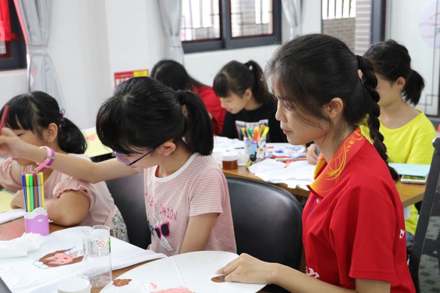 说明: F:\Users\Administrator\Desktop\7月24日 商学院“青春建功”大学生暑期“三下乡”社会实践活动圆满结束\手工制作(T恤DIY).jpg