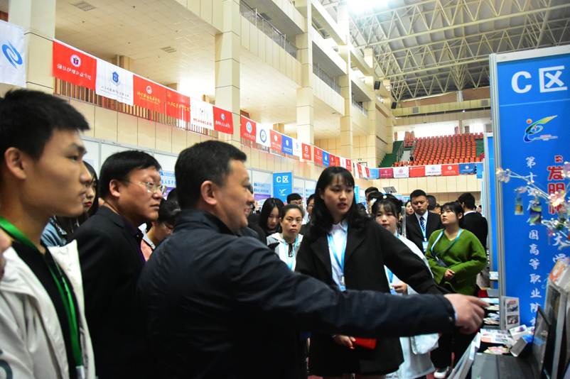 说明: D:\2019年新闻\10月27日 我校参加第十四届全国高等职业院校“发明杯”大学生创新创业大赛再创佳绩\比赛现场2.JPG