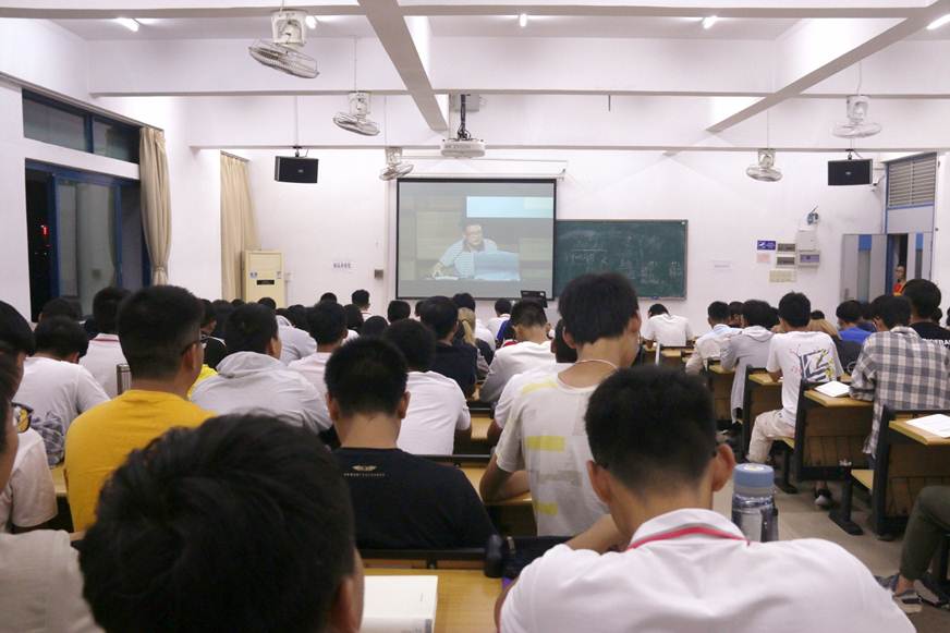 说明: D:\2019年新闻\网络安全讲座报道\网络安全讲座报道\学生聆听讲座1.jpg